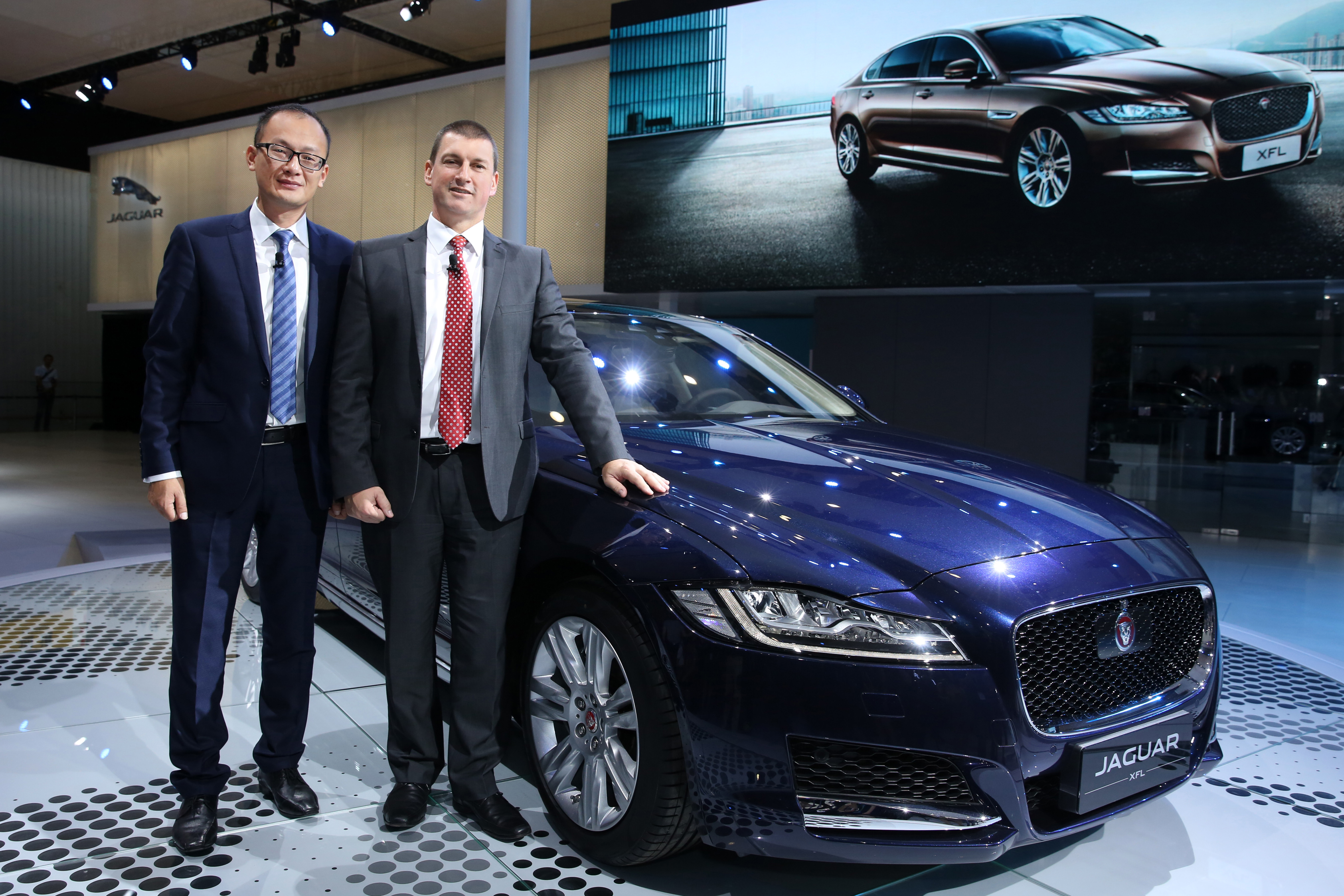 奇瑞捷豹路虎汽车有限公司总裁戴慕瑞（Murray Dietsch）先生（左）和常务副总裁陈雪峰先生（右）